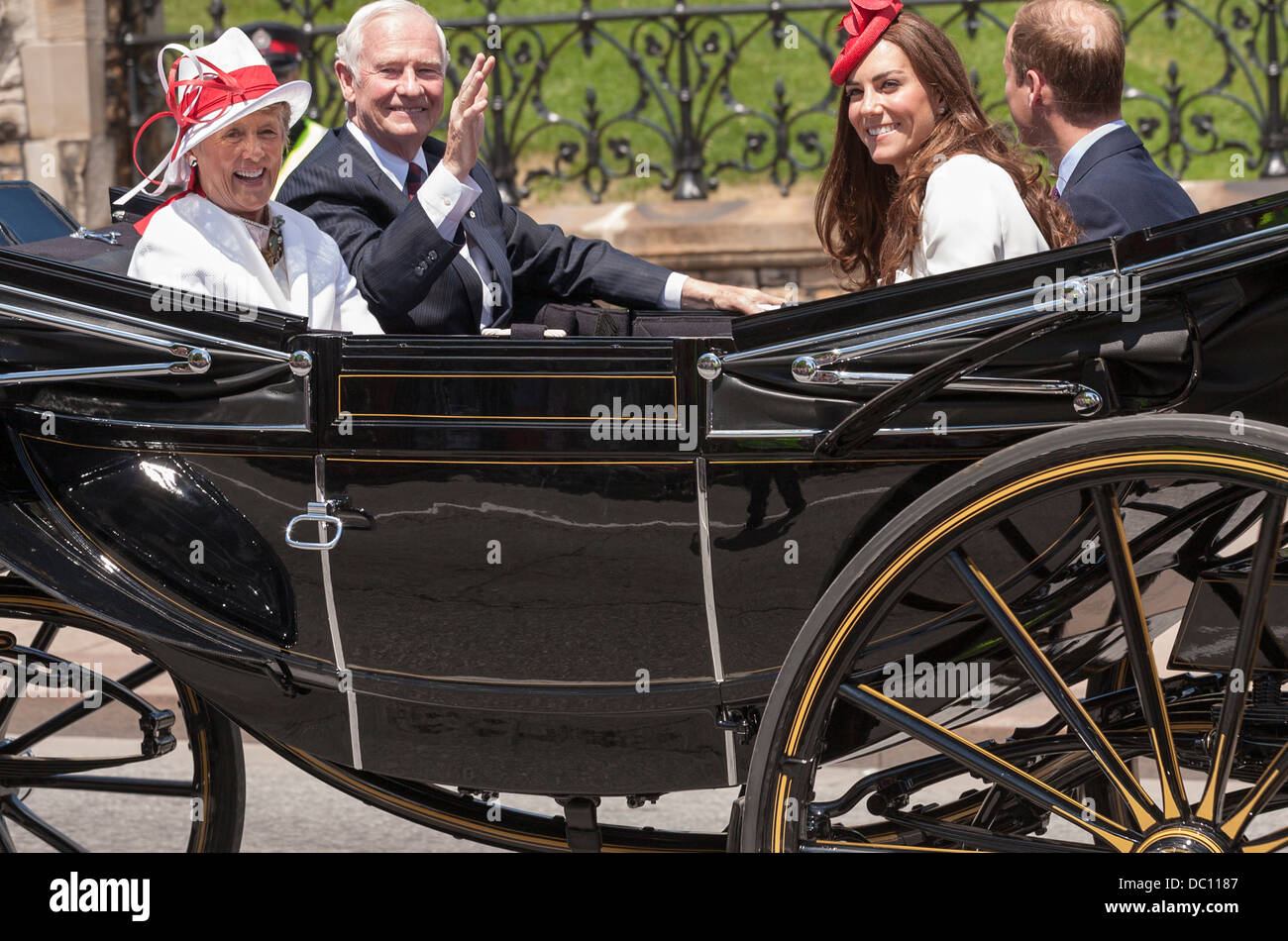 Un sorriso, un'onda da The Landau. Il governatore generale e di sua moglie con Kate e William fate un giro in carrozza trainata da cavalli Foto Stock