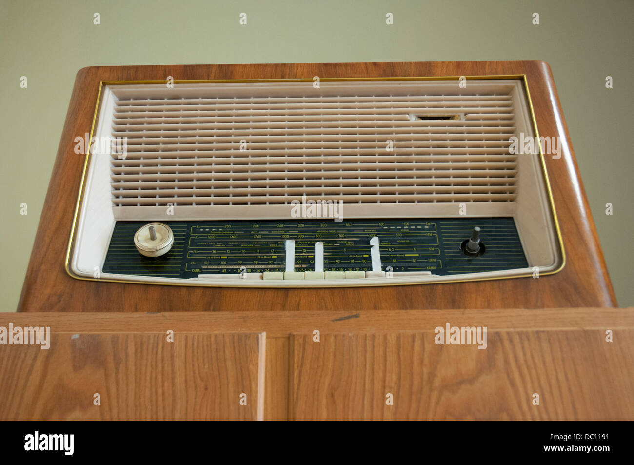 Germania Berlino. Lichtenberg. Stasi Museum. Autoradio con nastro di marcatura le posizioni del permesso della Germania Est le stazioni radio. Foto Stock