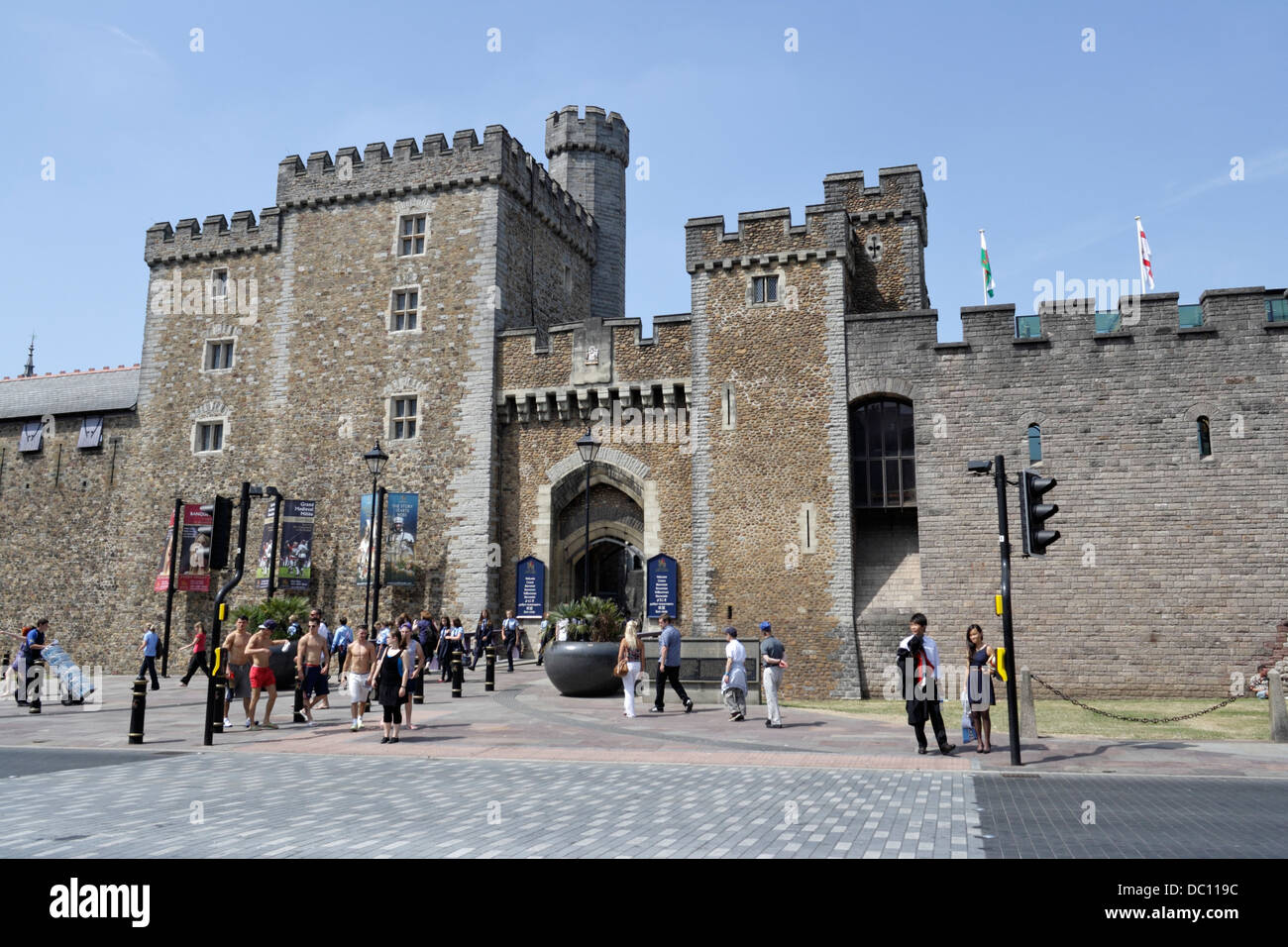 L'ingresso al castello di Cardiff e la strada pedonale di attraversamento Foto Stock