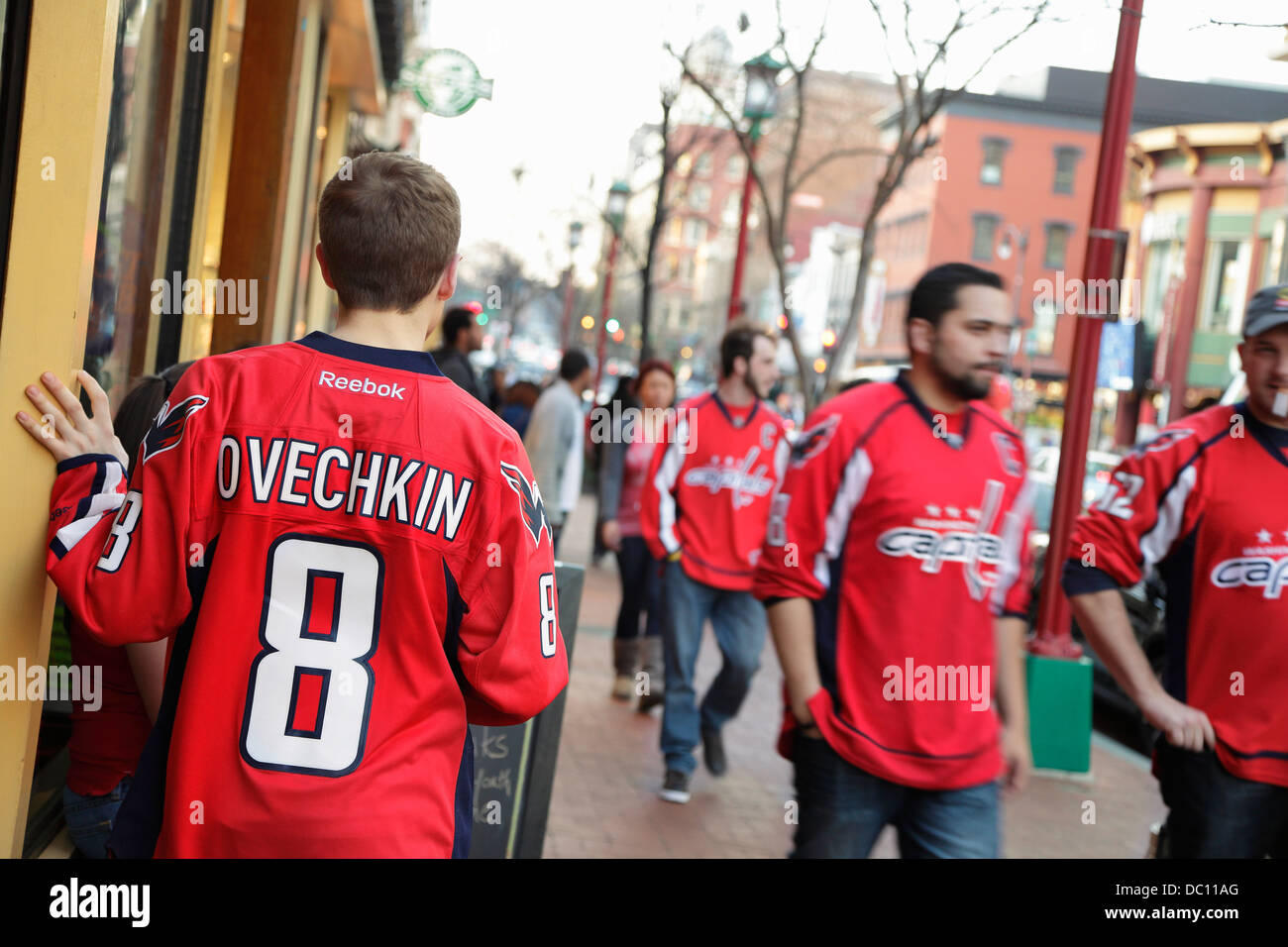 NHL Hockey fans indossando Washington capitelli maglie sul settimo san NW al di fuori del centro di Verizon a Chinatown, Washington D.C. Foto Stock