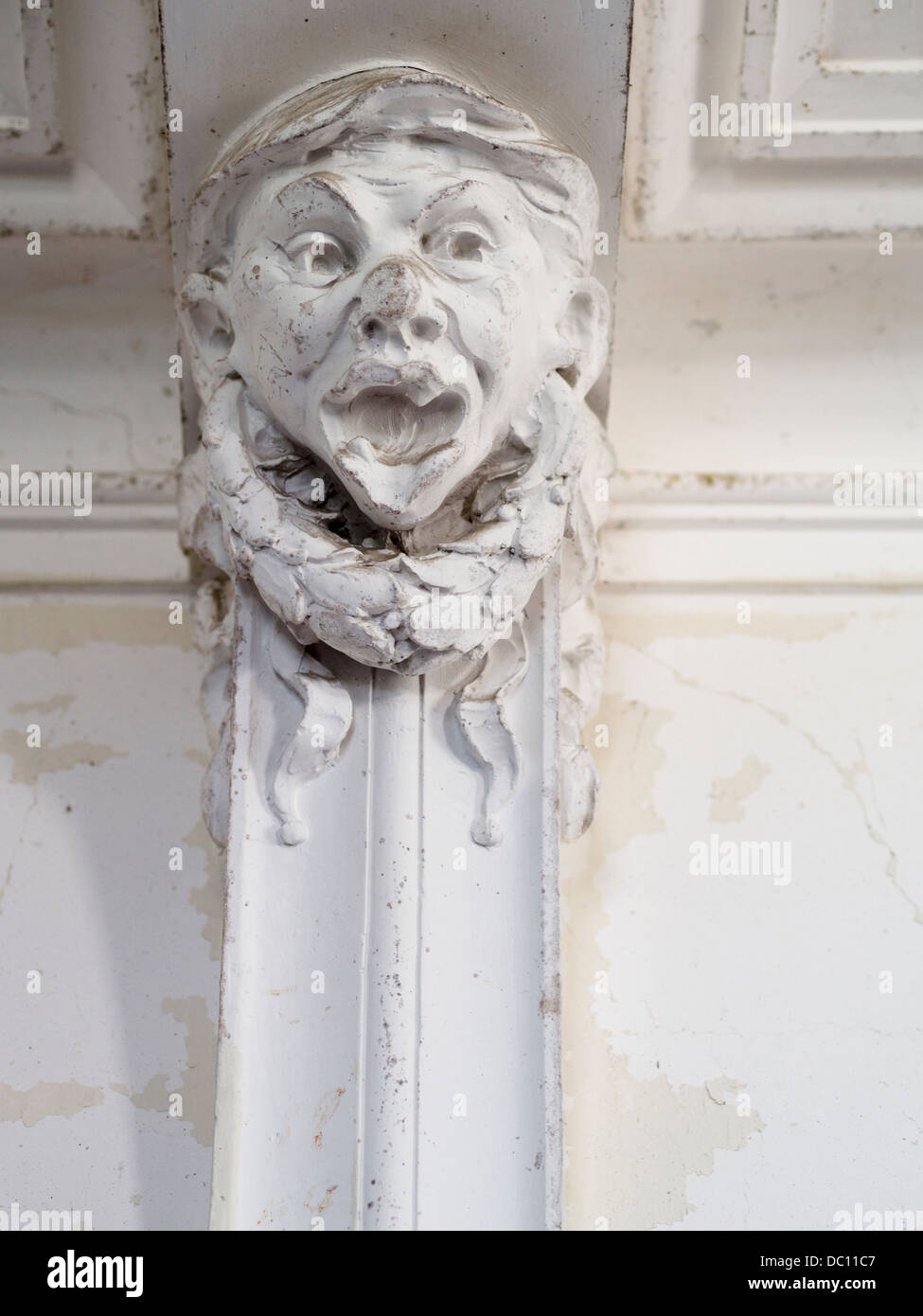 In gesso decorazione del soffitto a Boldt Castle. Un intonaco stampaggio nel soffitto della non ripristinati al terzo piano di questo palazzo Foto Stock