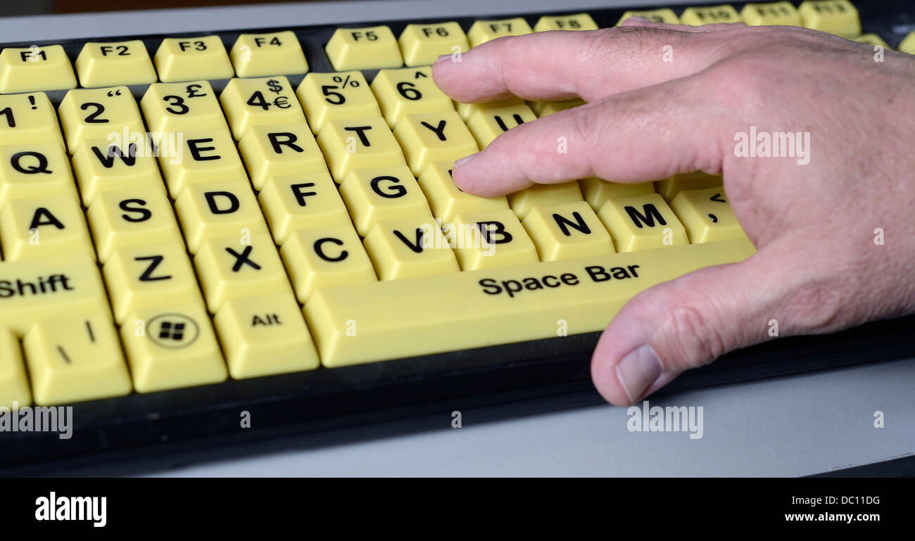 Mano di adulto maschio su over size tastiera progettata per l'uso mediante  parziale avvistato, non vedenti, anziani o disabili Foto stock - Alamy