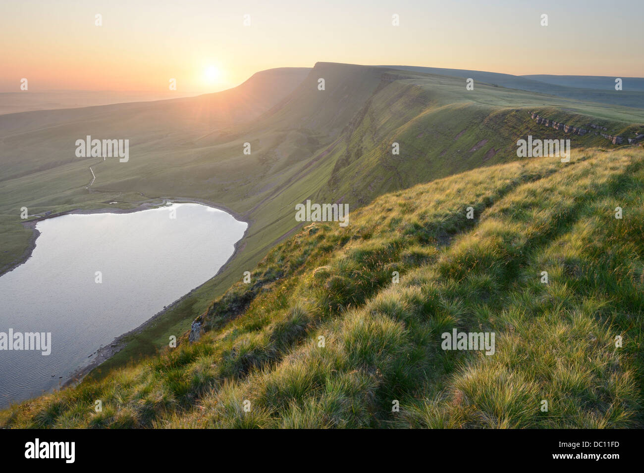 Sunrise, fotografati dai picchi di Montagna Nera, sul confine di Carmarthenshire e Powys, Wales, Regno Unito. Foto Stock