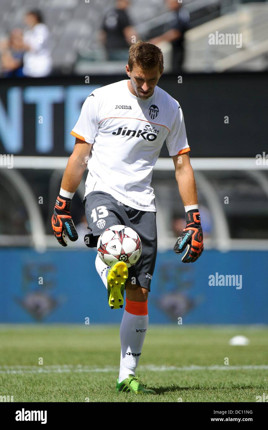 East Rutherford, New Jersey, USA. 4 Ago, 2013. Agosto 04, 2013: Valencia portiere Vicente Guaita (13) equilibra la sfera sul suo piede durante il Guinness International Champions Cup match tra Valencia C.F. e Inter Milan a Met Life Stadium, East Rutherford, NJ. © csm/Alamy Live News Foto Stock