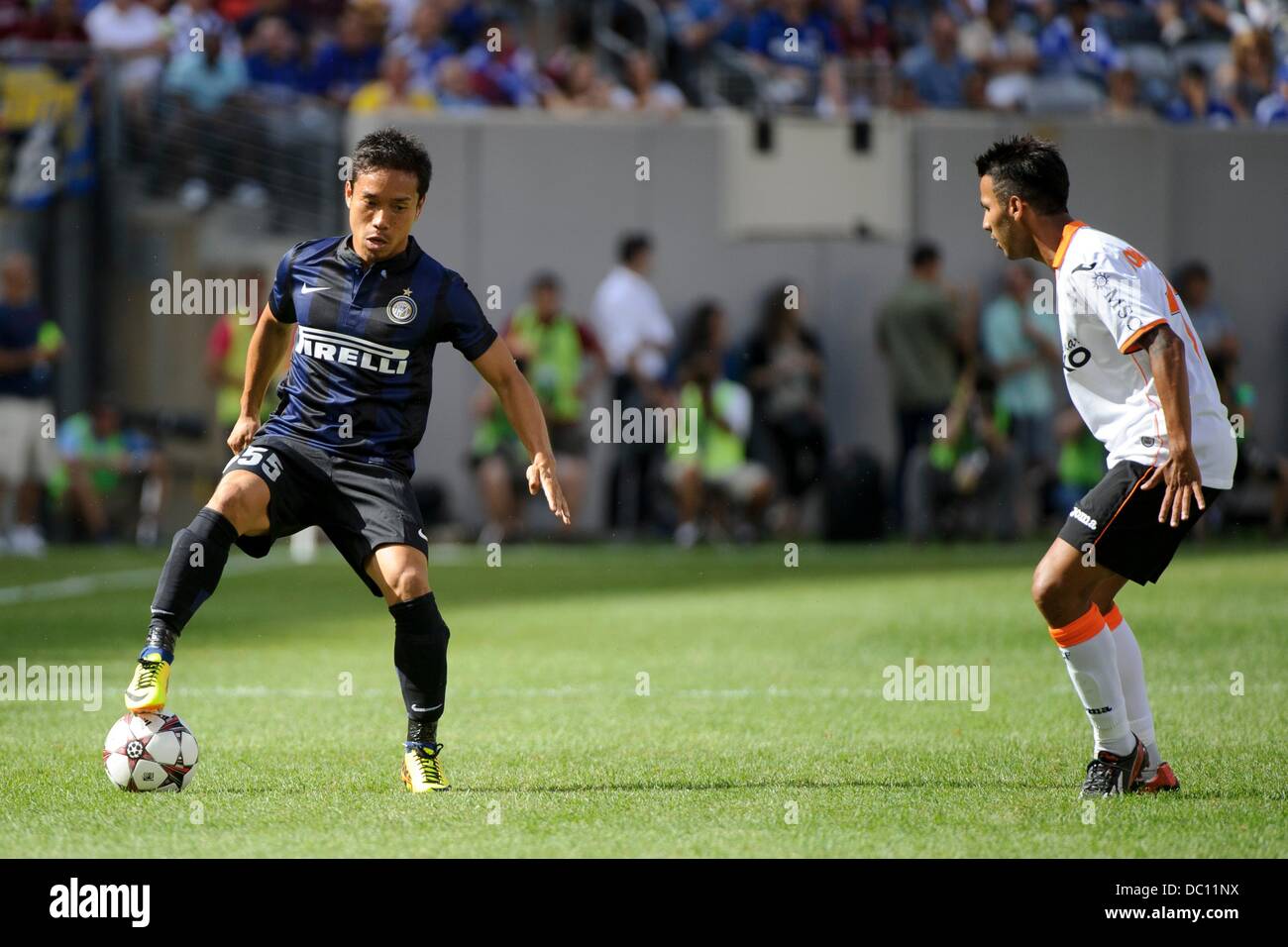 East Rutherford, New Jersey, USA. 4 Ago, 2013. 04 agosto 2013: Internazionale defender Yuto Nagatomo (55) si deposita la sfera durante il Guinness International Champions Cup match tra Valencia C.F. e Inter Milan a Met Life Stadium, East Rutherford, NJ. © csm/Alamy Live News Foto Stock