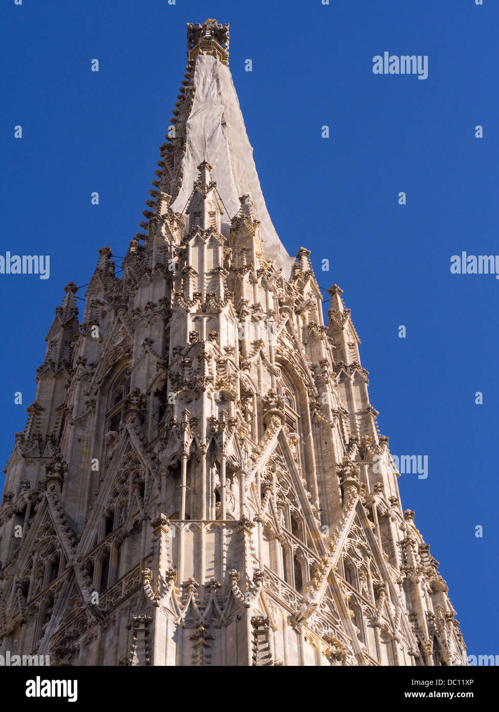 Avvolte Sud Guglia di Stephansdom. Un telo copre le intricate murature per lavori di restauro al picco del Sud guglia Foto Stock