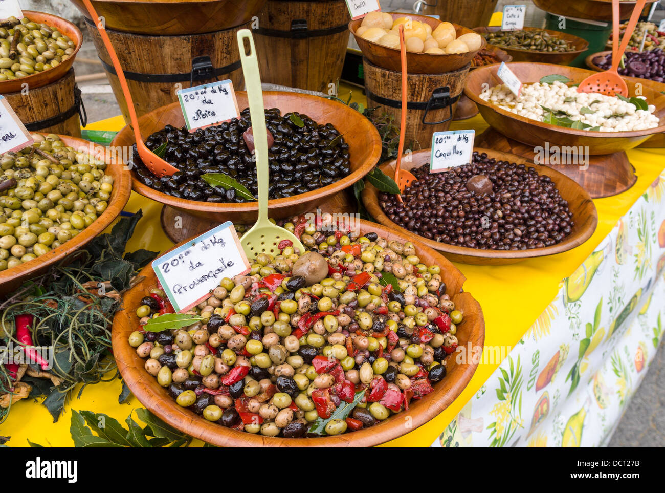 Olive e e insalate di oliva nel mercato. Un display di olive in un piccolo mercato locale. Nella parte anteriore è da Provencelle. Foto Stock