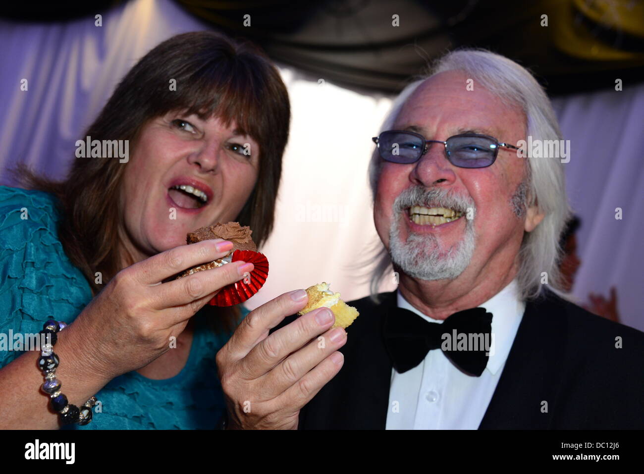 Londra, Regno Unito. Il 6 agosto, 2013. Londra, Regno Unito. 06 Ago, 2013. Maverick Bulldogs e proprietario Karen Chamberlain host a Lady Lola's Gazzetta 100 th Bulldog Pawty compleanno! Con speciale Louise Harris proprietario della diva cani UK presenta il prezzo per il vincitore cani show e live performance Vjoj e fattori X voci con anima di cantare una canzone di buon compleanno alla Lola e il terminatore agire per il Wetnose carità. Fondatore di Wetnose Andrea e Gavin Gamby-Boulger Credito: Vedere Li/Alamy Live News Foto Stock