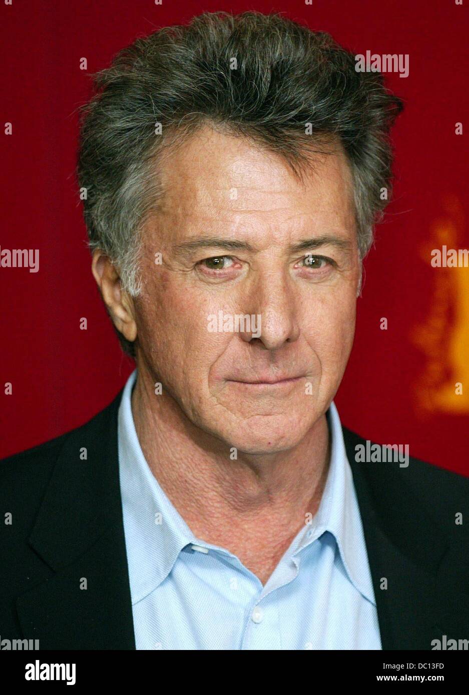 (Dpa) - L'attore statunitense Dustin Hoffman è raffigurato in occasione della proiezione del suo film "oonlight Mile' al 53° Festival Internazionale del Film Berlinale Berlino, 9 febbraio 2003. 'Moonlight Mile' è un romance. Dopo la morte della sua fidanzata, Joe Nast ancora vuole essere un diligentemente si è comportata marito-to-be e una perfetta potrebbe essere genero di Ben (Dustin Hoffman) e JoJo, la sua fidanzata genitori. Ma quando un'altra donna inaspettatamente entra nella sua vita, egli viene rapidamente strappato tra adempimento del suo nuovo ruolo e seguendo il suo cuore. Foto Stock