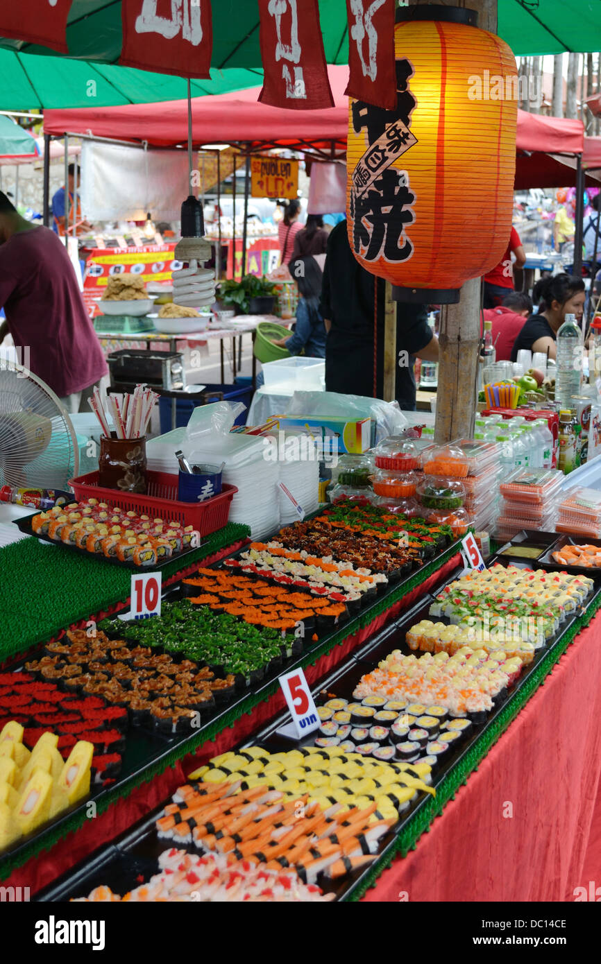 Il cibo giapponese Sushi snack in vendita nel mercato tailandese Foto Stock