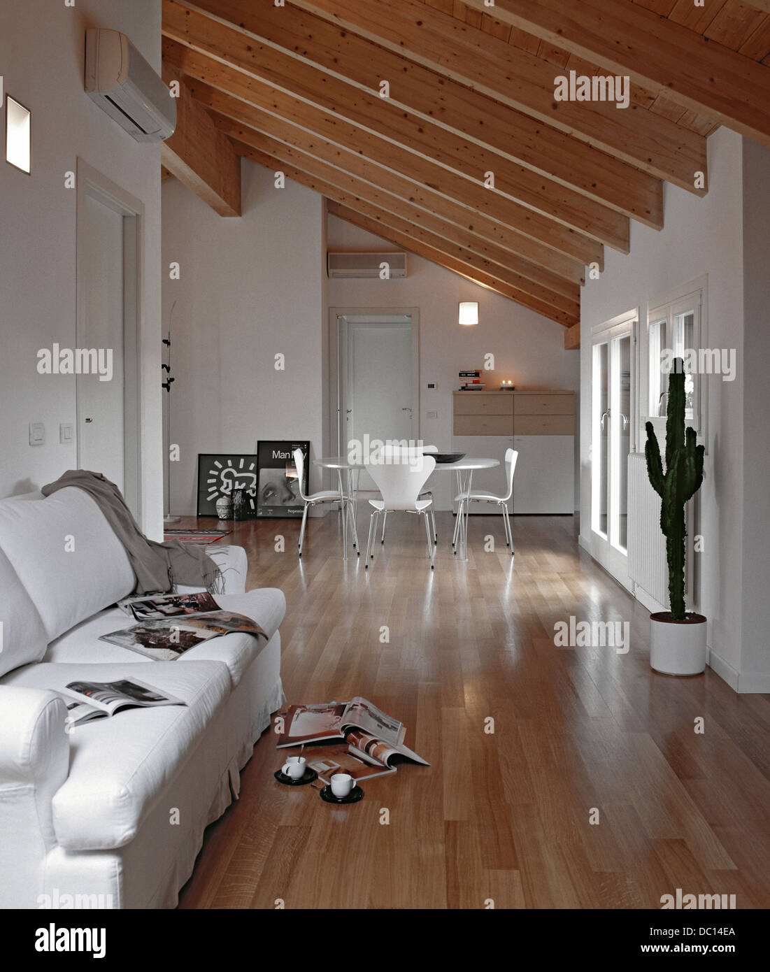 Soggiorno moderno che si affaccia sulla sala da pranzo ed ingresso con pavimento di legno in mansarda Foto Stock