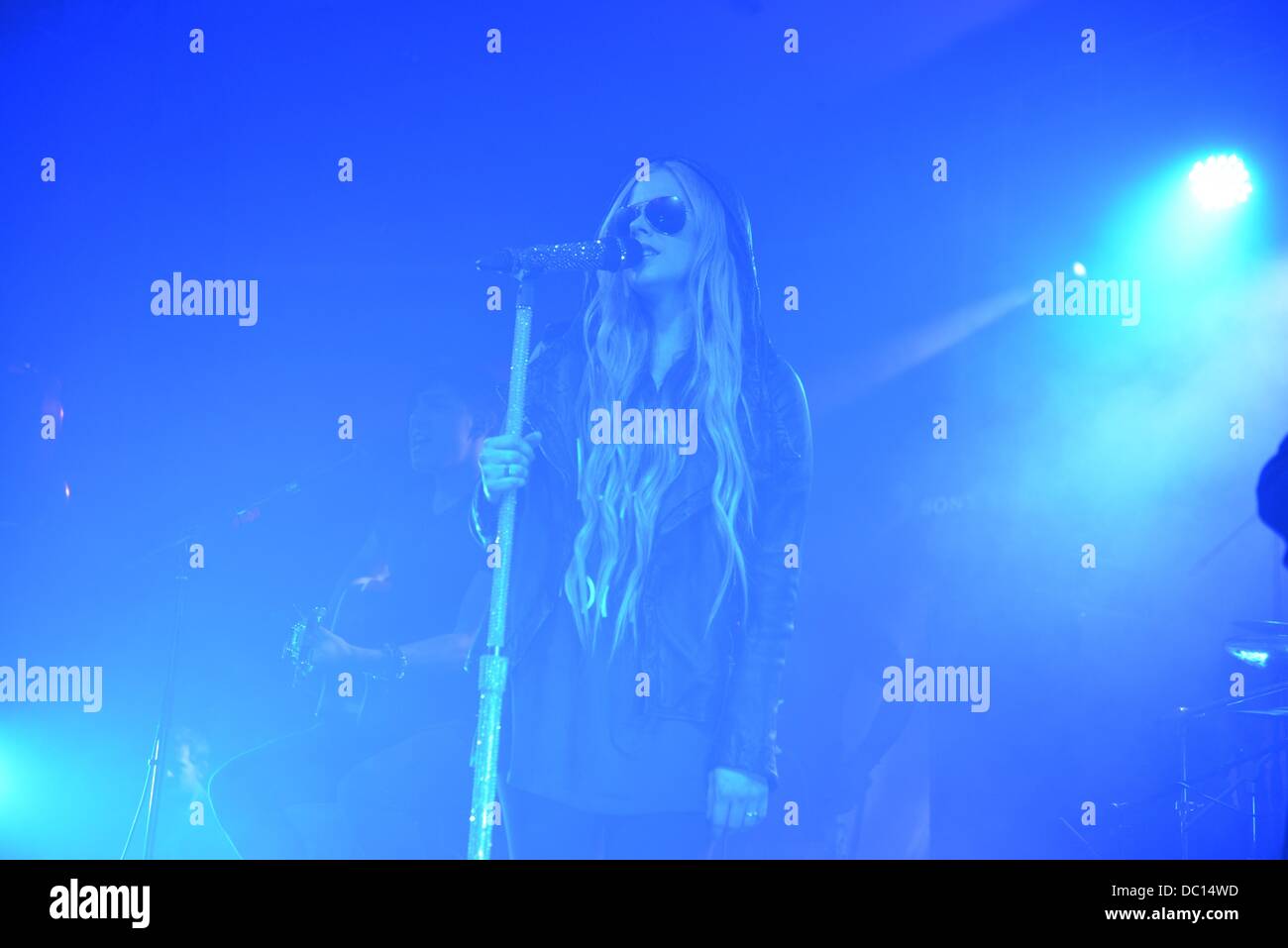 Hong Kong, Cina. 5 Ago, 2013. Il cantante Avril Lavigne esegue presso il suo concerto a Hong Kong, Cina lunedì 5 agosto 2013. © TopPhoto/Alamy Live News Foto Stock