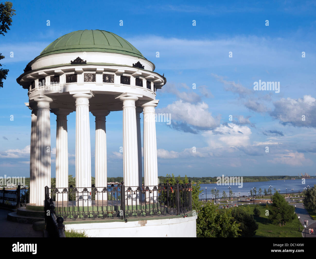 Famoso Nektrasovskaya Arbor sulla banca del fiume Volga in Yaroslavl Foto Stock