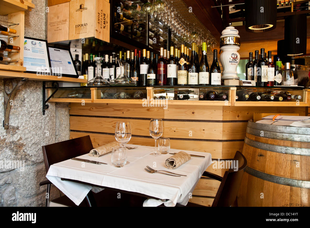 L'Europa, Portogallo, Porto. Un wine bar e ristorante a Porto in Portogallo. Foto Stock