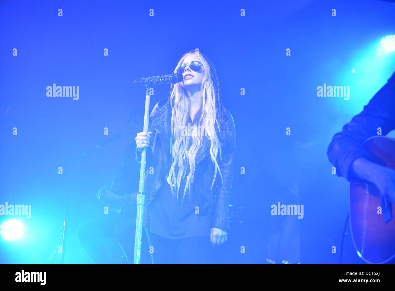 Hong Kong, Cina. 5 Ago, 2013. Il cantante Avril Lavigne esegue presso il suo concerto a Hong Kong, Cina lunedì 5 agosto 2013. © TopPhoto/Alamy Live News Foto Stock