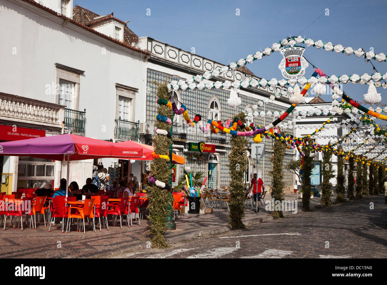 L'Europa, Portogallo, Tavira. La città di Tavira decorate per i santi popolari feste. Foto Stock