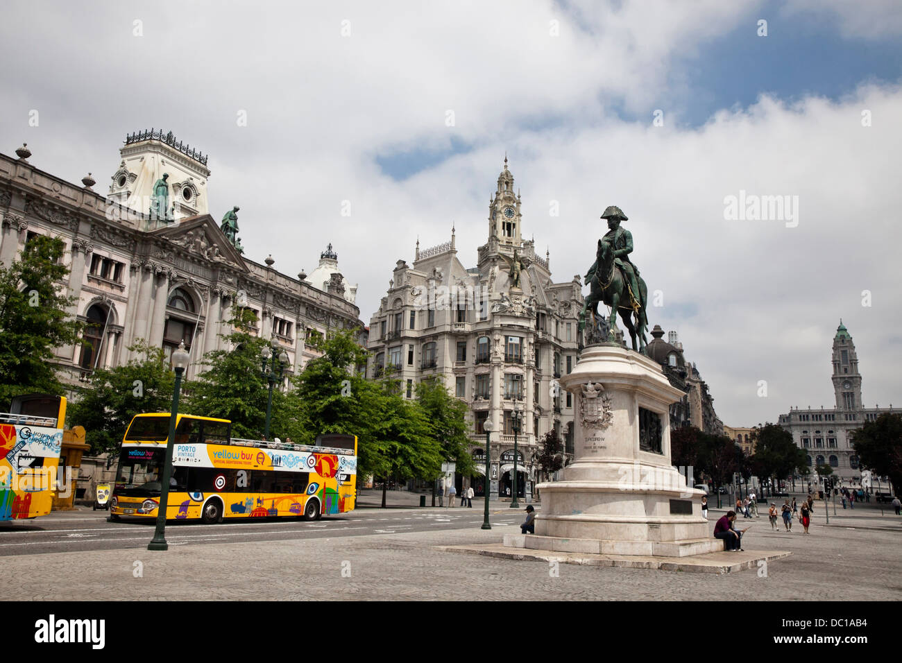 L'Europa, Portogallo, Porto. Statua di Dom Pedro IV a Praca de Liberdade, Oporto, sito Patrimonio Mondiale dell'UNESCO. Foto Stock