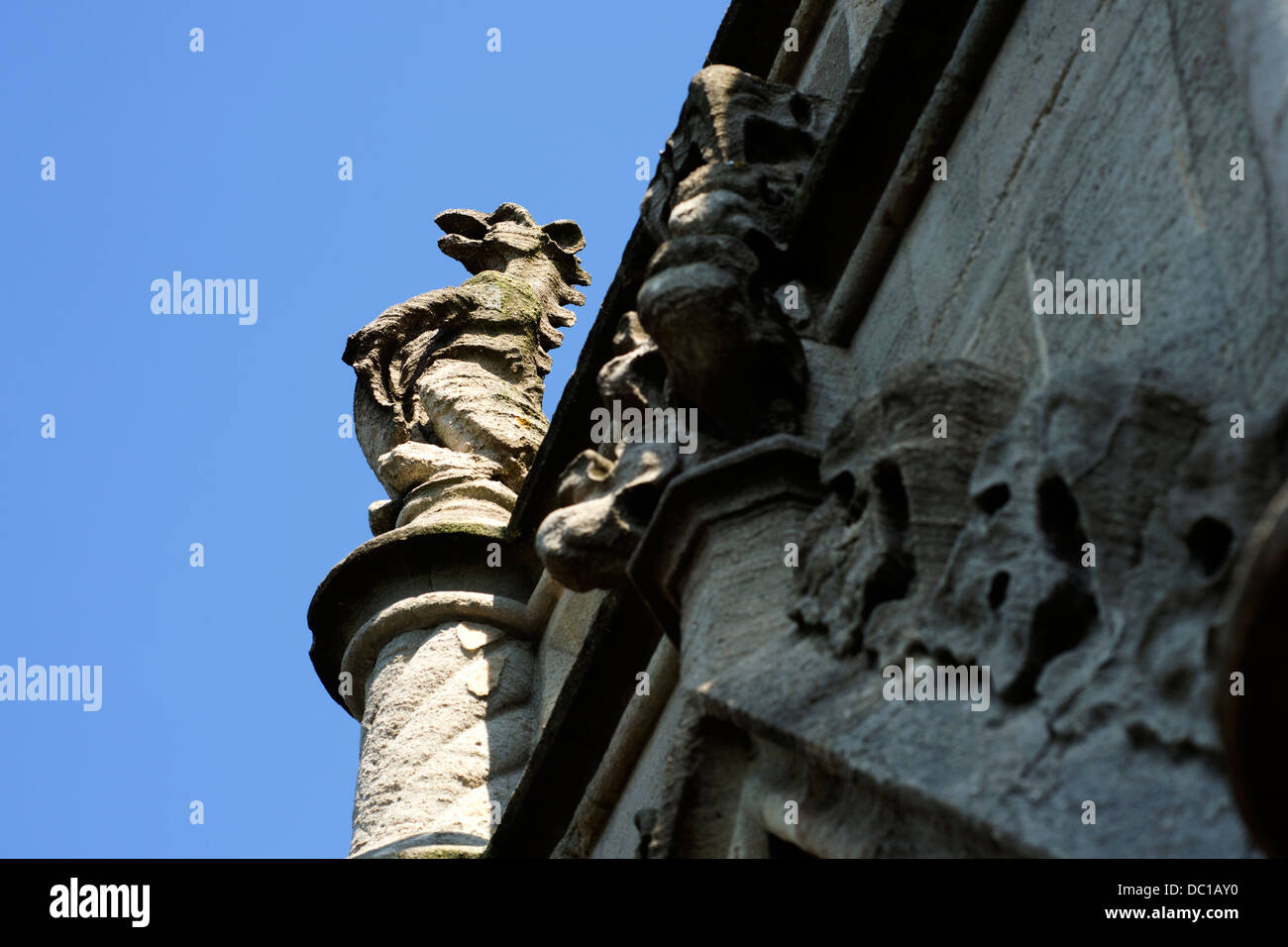 Un gargoyle sulla sommità di una torre in Bristol, Regno Unito Foto Stock