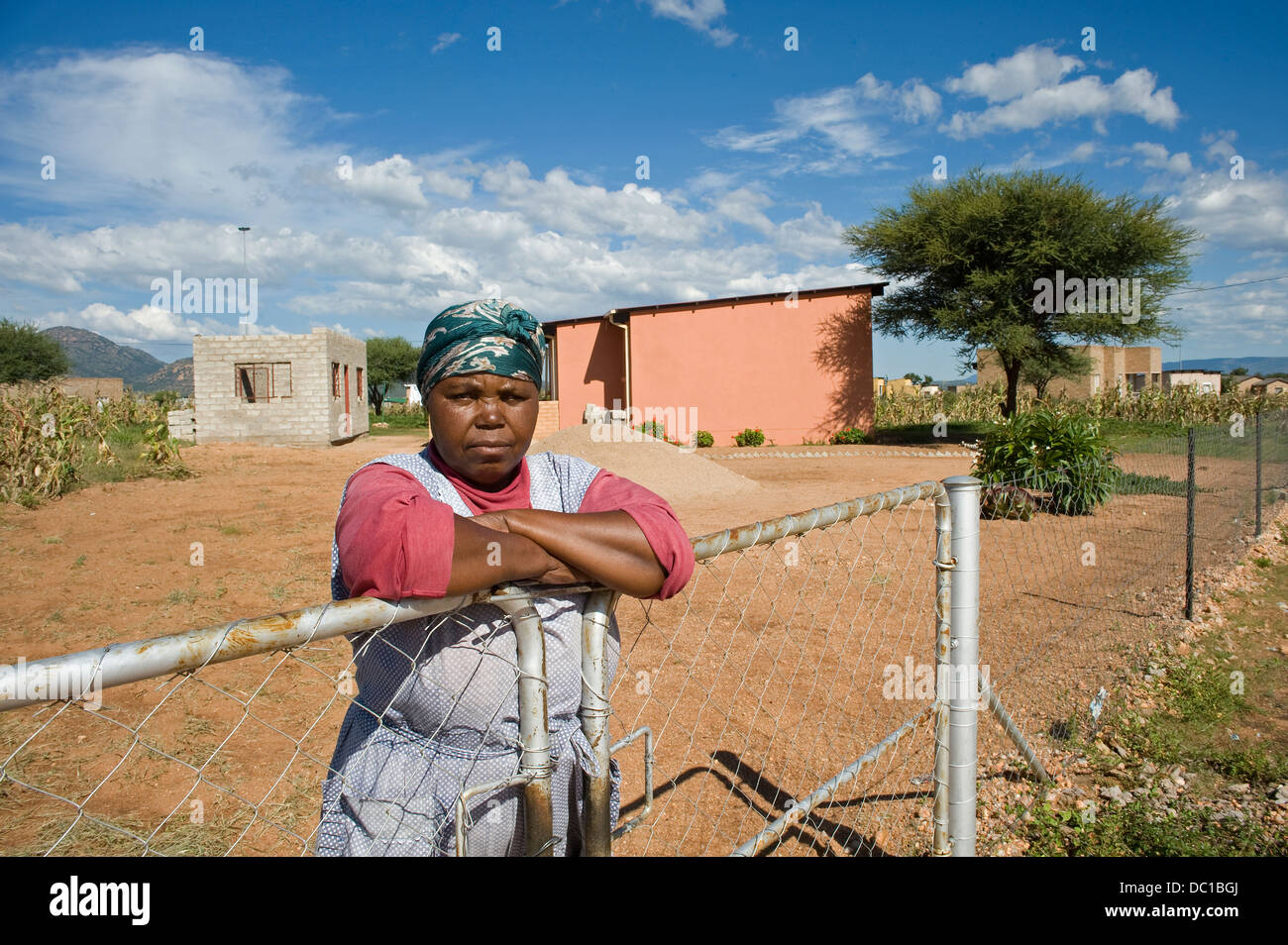 Sud Africa, 5-7 maggio 2010. R-Moode insediamento. Agnes Sekhaolelo presso la sua nuova casa. Foto Stock