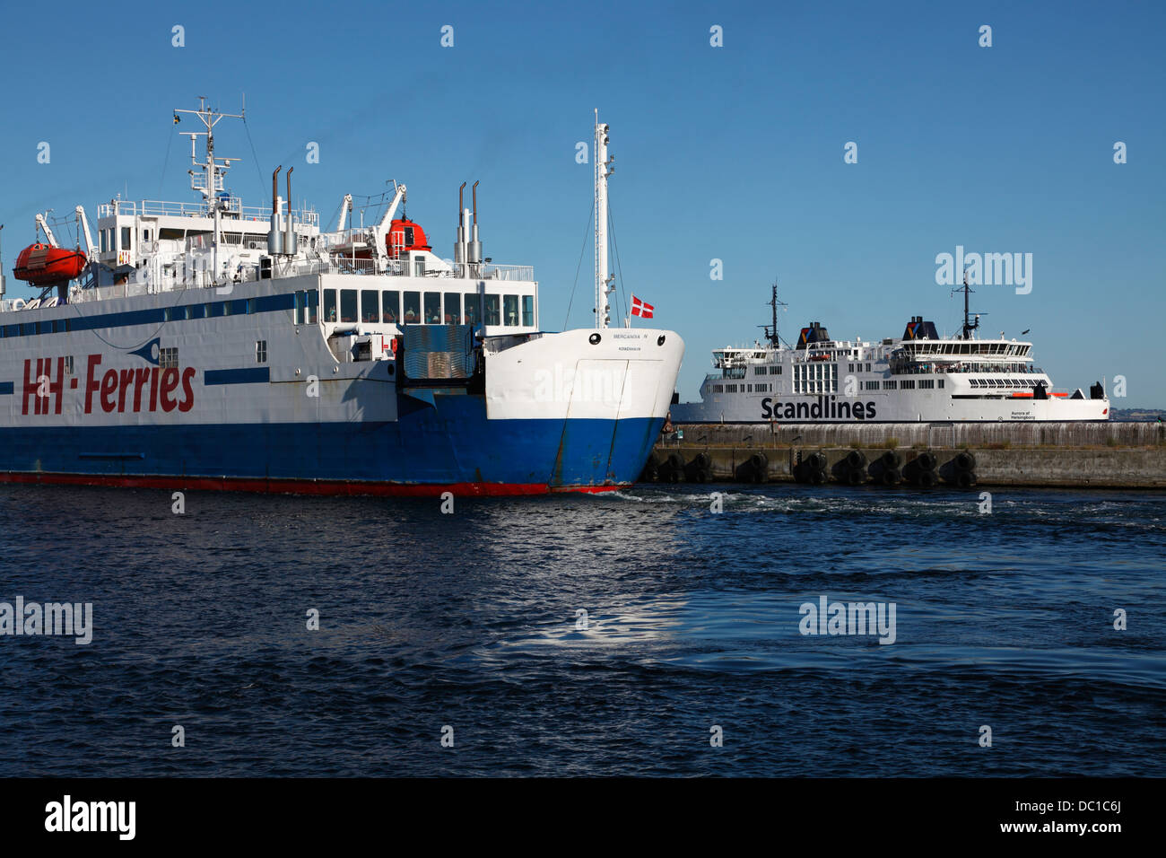 Traghetti da Scandlines e HH ferries attracco a Elsinore (Helsingør) dal loro viaggio breve passaggio di Øresund dalla Svezia. Foto Stock