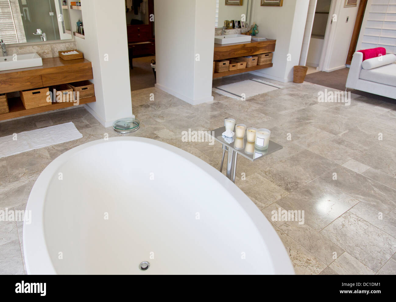 Vasca da bagno in una moderna stanza da bagno Foto Stock