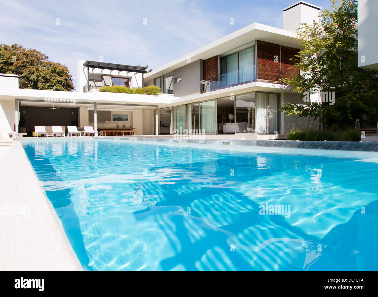 Casa moderna e piscina Foto Stock