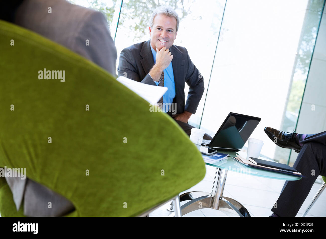 Imprenditore sorridente in riunione Foto Stock