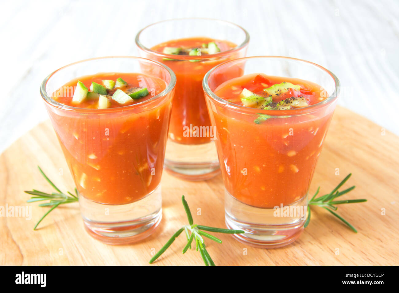 Delizioso freddo gustosa minestra di pomodoro gazpacho nella porzione bicchieri sulla tavola di legno, primo piano, orizzontale Foto Stock