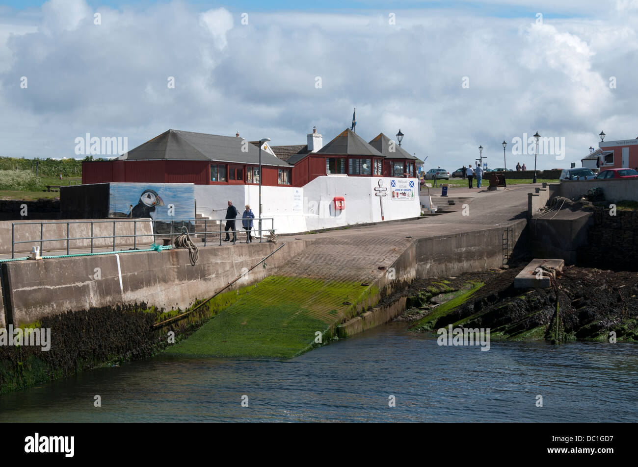 Negozio di souvenir e scalo al porto di John O'Semole, Caithness in Scozia, Regno Unito Foto Stock