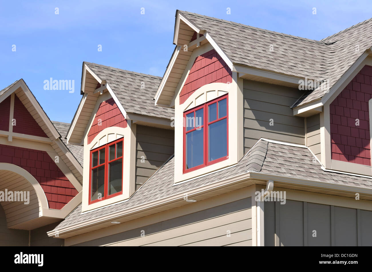 Abbaini a timpano e il tetto della casa residenziale, STATI UNITI D'AMERICA Foto Stock