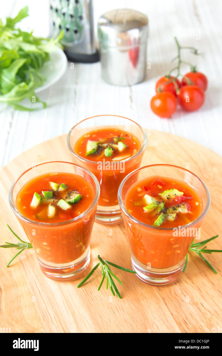 Delizioso freddo gustosa minestra di pomodoro gazpacho nella porzione bicchieri sulla tavola di legno, closeup, verticale Foto Stock