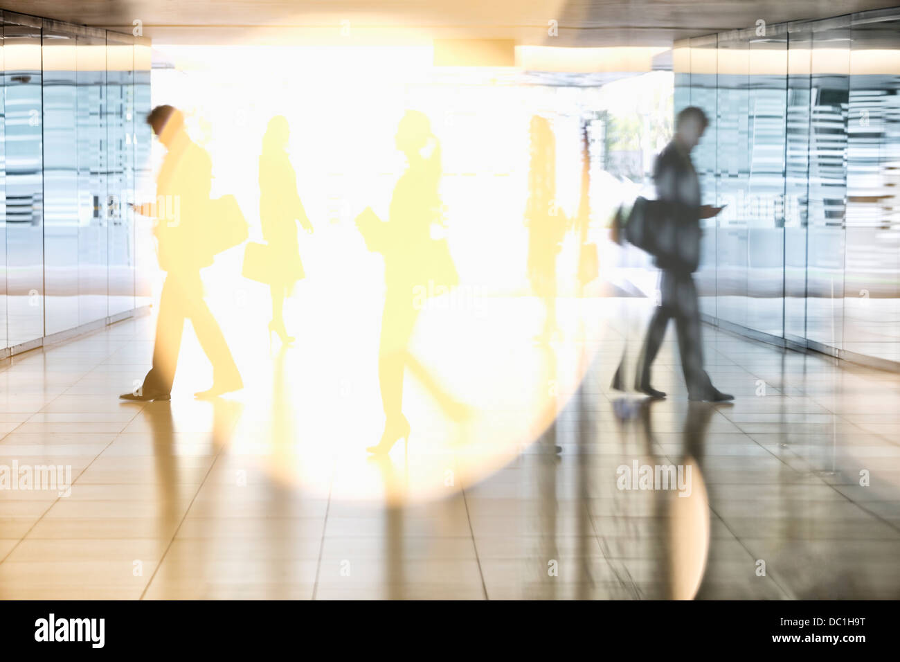 La gente di affari a piedi nella lobby Foto Stock