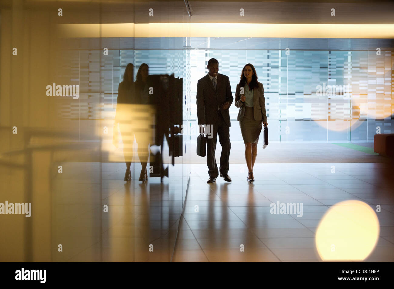 Imprenditore e imprenditrice a piedi nella lobby Foto Stock