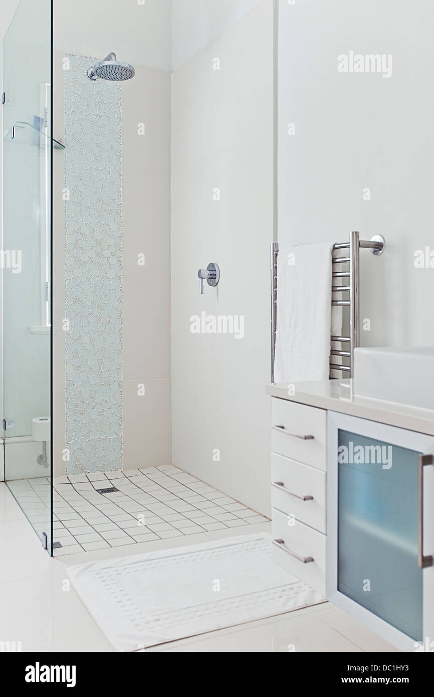 Doccia in bagno moderno Foto Stock