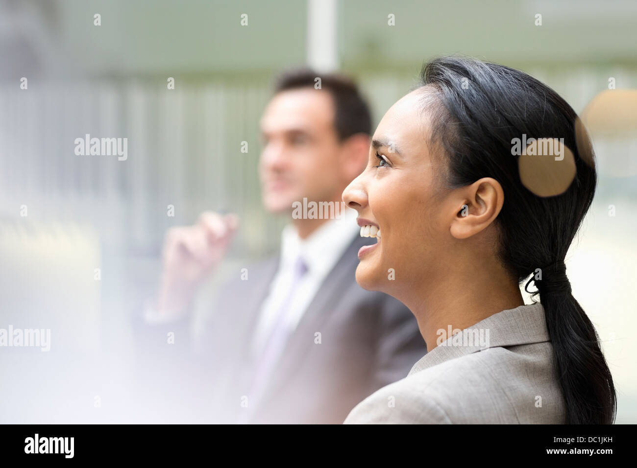 Imprenditrice ridere in riunione Foto Stock
