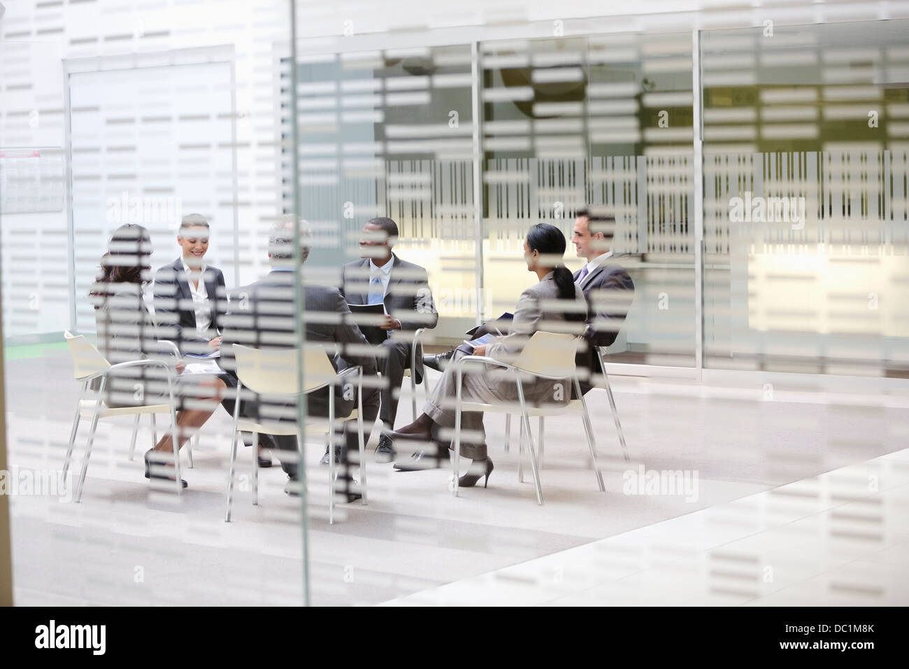La gente di affari riuniti nella sala conferenze Foto Stock
