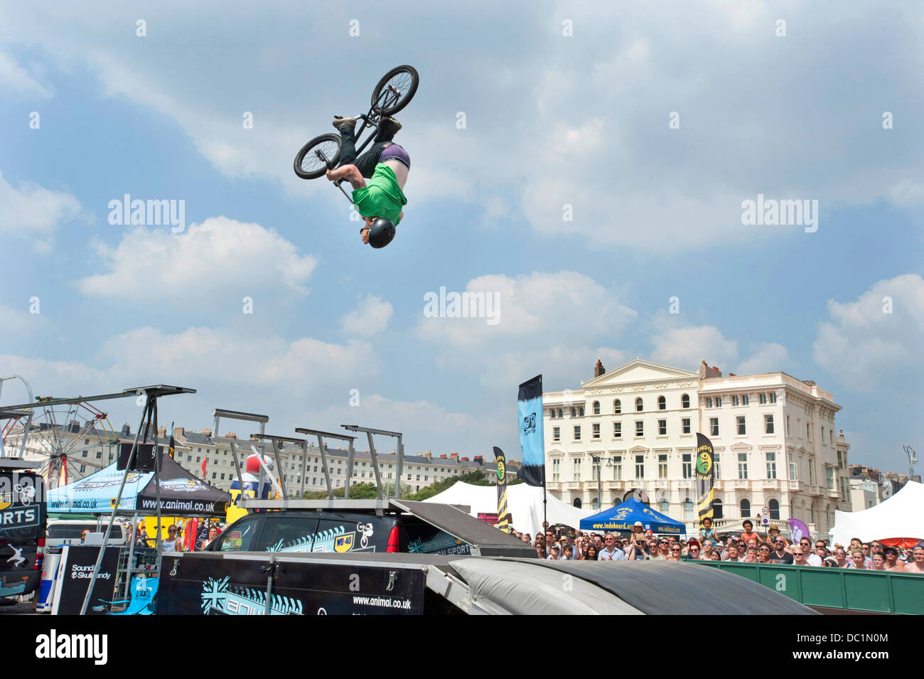 BMX sporting azione a una festa sulla spiaggia di Brighton Inghilterra. Foto Stock