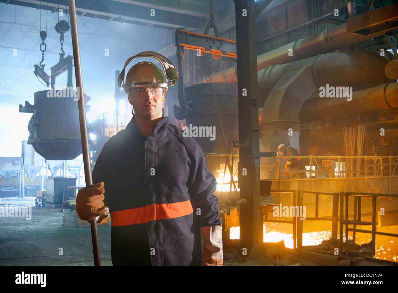 Ritratto di lavoratore di acciaio in fonderia di acciaio Foto Stock