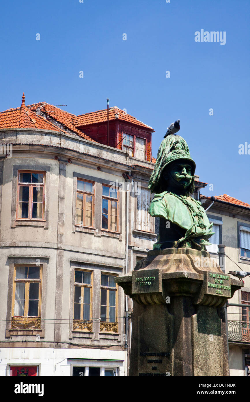 L'Europa, Portogallo, Porto. Statua di Guilherme Gomes Fernandes, comandante dei vigili del fuoco. Foto Stock