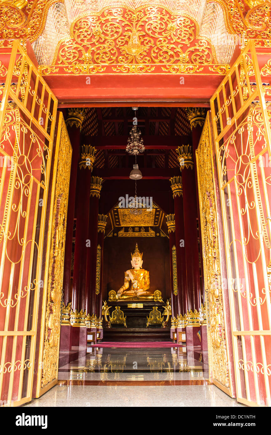 Phra Maha jakkraphat statua in Ubosot Wat Raja Mon Thian , Chiangmai Thailandia Foto Stock