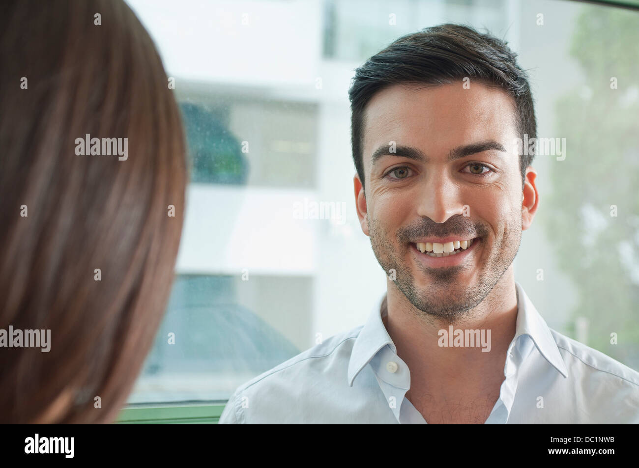 Ritratto di sorridente giovane maschio lavoratore di ufficio Foto Stock