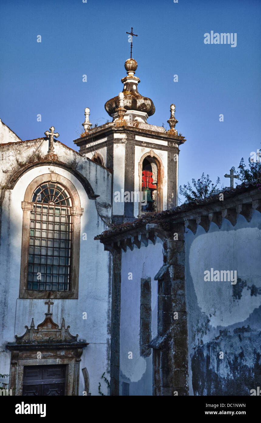 L'Europa, Portogallo, Obidos. S. Tiago chiesa costruita da D. Sancho I nel 1186. Distrutta da un terremoto nel 1755 e ricostruito nel 1772. Foto Stock