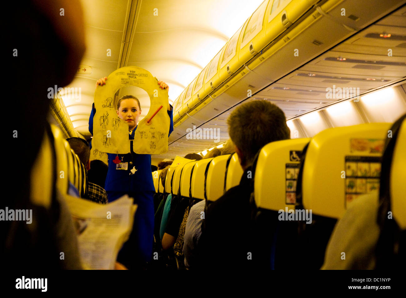 Dimostrazione di sicurezza a bordo di un volo Ryanair Foto Stock