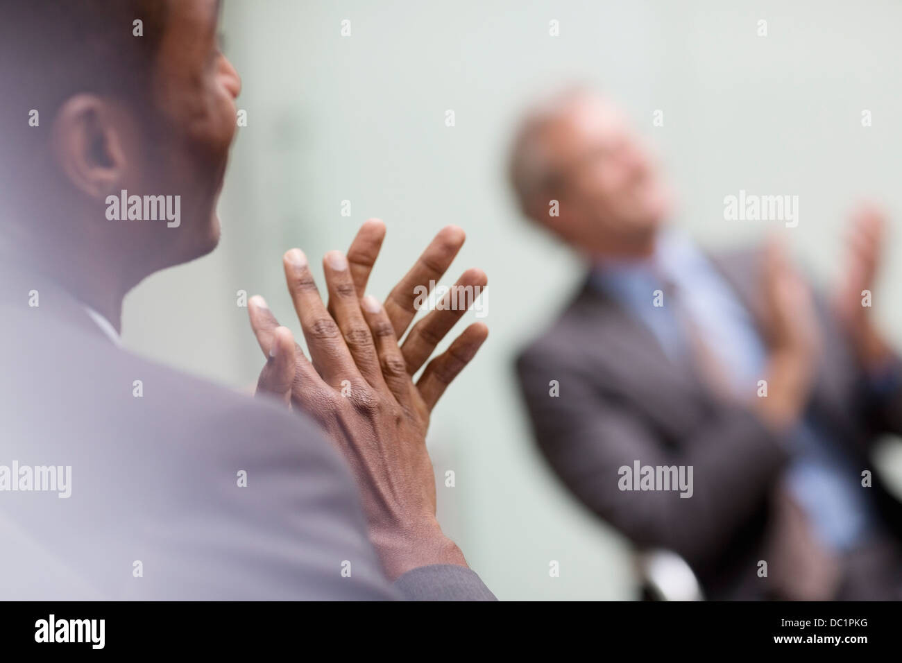 Imprenditori battimani in riunione Foto Stock