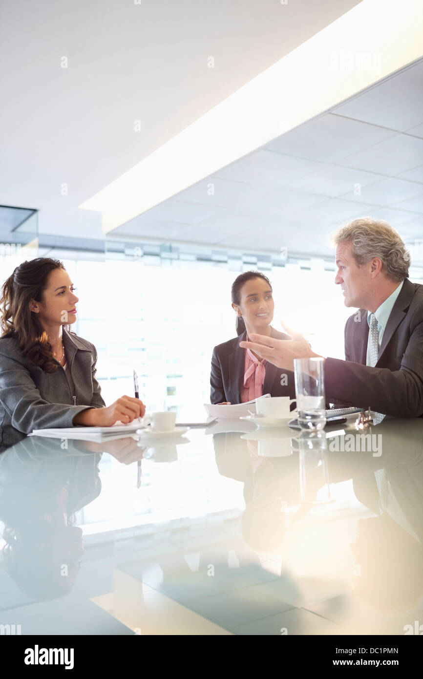 La gente di affari riuniti nella sala conferenze Foto Stock
