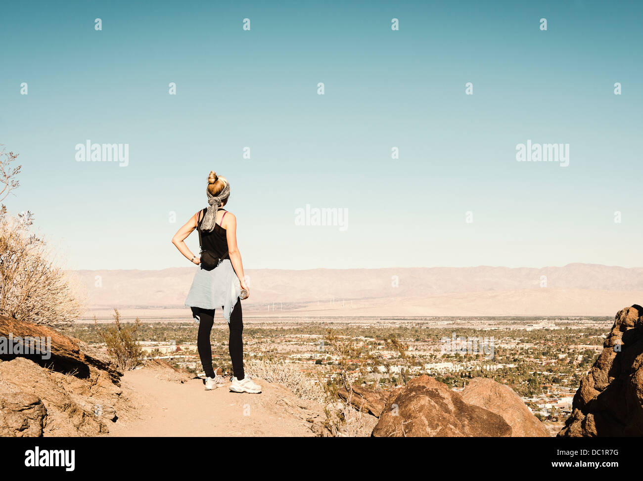 Adulto medio escursionista guardando a vista in Palm Springs, California, Stati Uniti d'America Foto Stock