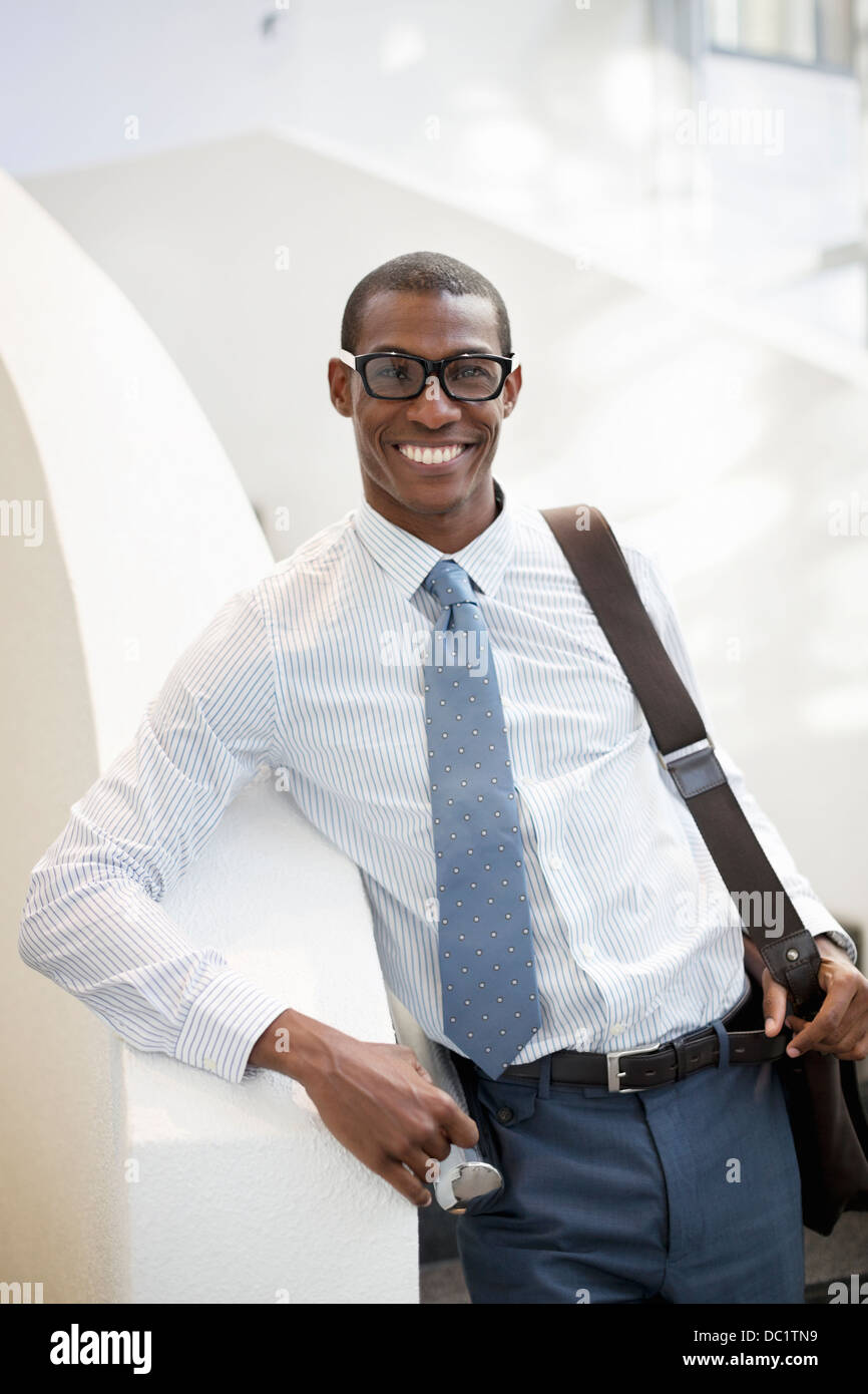 Ritratto di imprenditore sorridente su scala Foto Stock