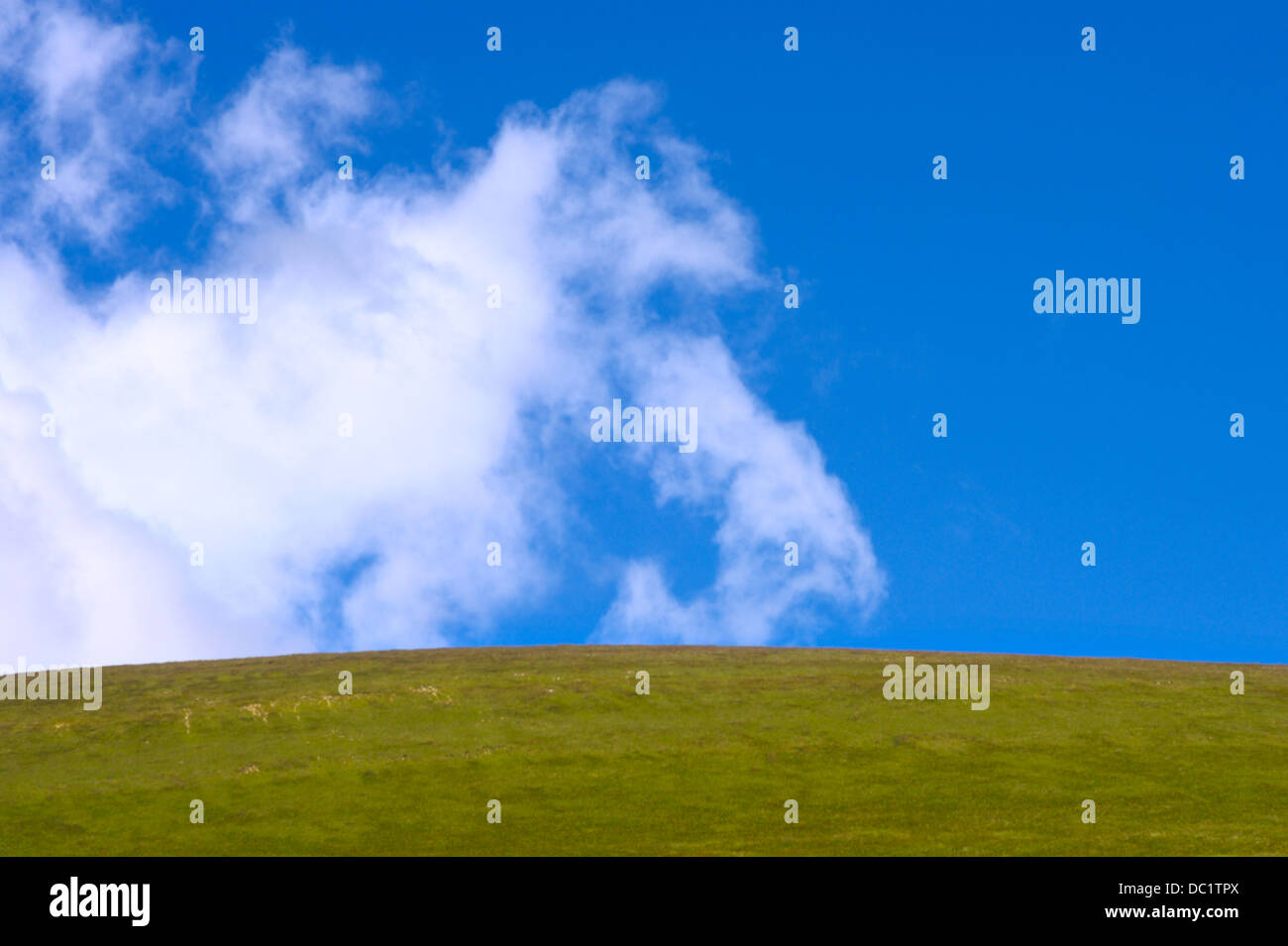 Il cielo blu con nuvole e verde valle di background design Foto Stock