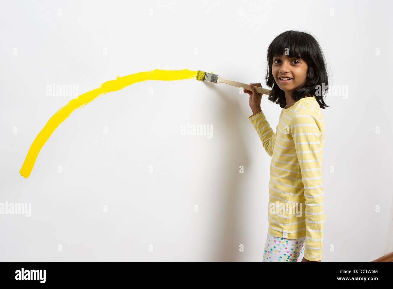 Ritratto di ragazza pittura curva gialla sulla parete Foto Stock