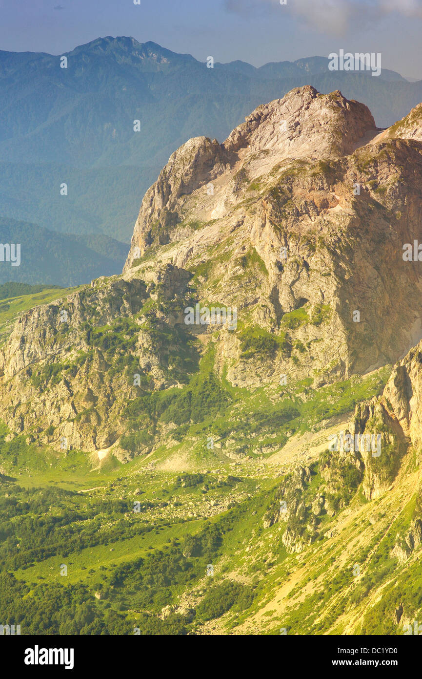 Montagne Rocciose nel Caucaso e valle verde paesaggio giorno di estate Foto Stock